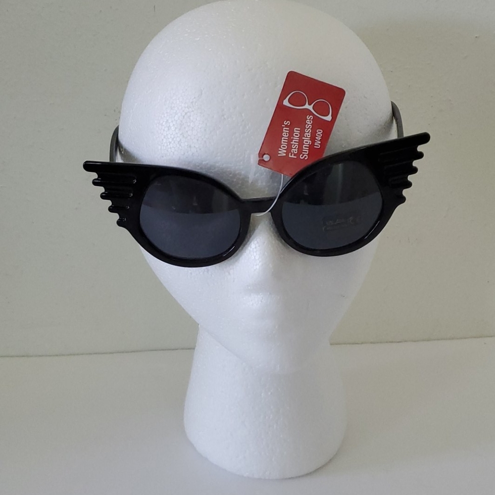 🆕️ Fashion Forward Black Sunglasses 🕶